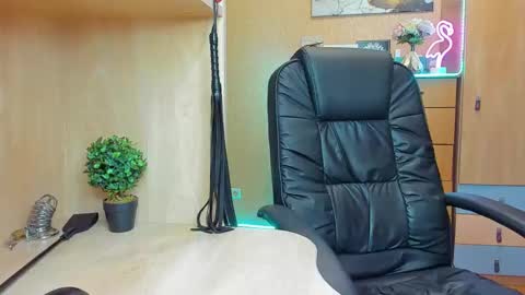 Snapshot of mistress_kristi chatting on 27, 1, 2025 Mistress Kristi online show from 27, 1, 2025