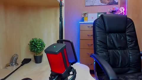 Snapshot of mistress_kristi chatting on 6, 2, 2025 Mistress Kristi online show from 6, 2, 2025