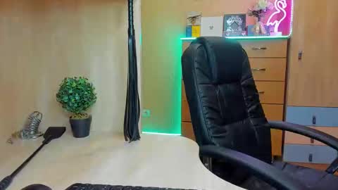 Snapshot of mistress_kristi chatting on 28, 2, 2025 Mistress Kristi online show from 28, 2, 2025