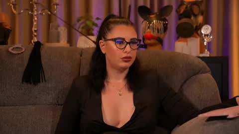 Snapshot of mistresskellykent chatting on 9, 9, 2025 Mistress Kelly online show from 9, 9, 2025