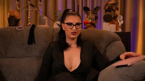 Snapshot of mistresskellykent chatting on 25, 9, 2025 Mistress Kelly online show from 25, 9, 2025