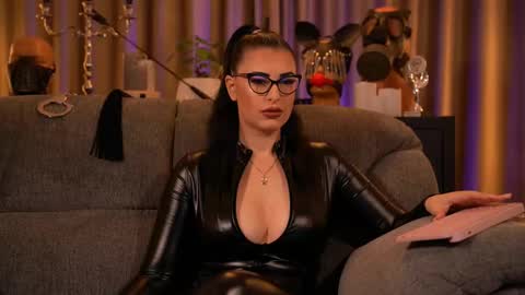 Snapshot of mistresskellykent chatting on 28, 9, 2025 Mistress Kelly online show from 28, 9, 2025