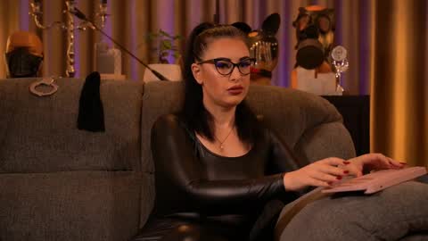 Snapshot of mistresskellykent chatting on 2, 10, 2025 Mistress Kelly online show from 2, 10, 2025