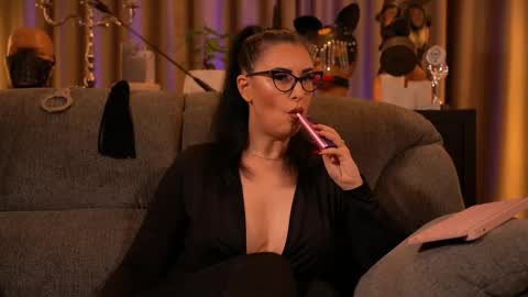 Snapshot of mistresskellykent chatting on 3, 10, 2025 Mistress Kelly online show from 3, 10, 2025