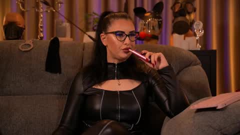 Snapshot of mistresskellykent chatting on 4, 10, 2025 Mistress Kelly online show from 4, 10, 2025