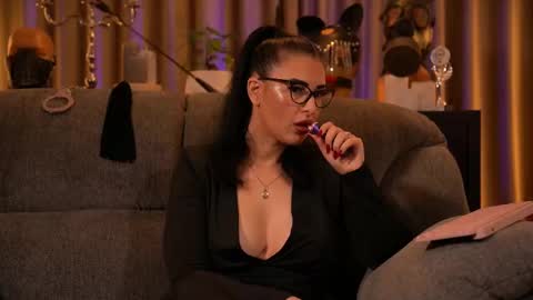 Snapshot of mistresskellykent chatting on 6, 10, 2025 Mistress Kelly online show from 6, 10, 2025