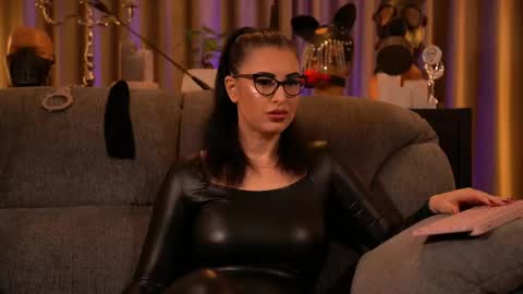 Snapshot of mistresskellykent chatting on 6, 10, 2025 Mistress Kelly online show from 6, 10, 2025