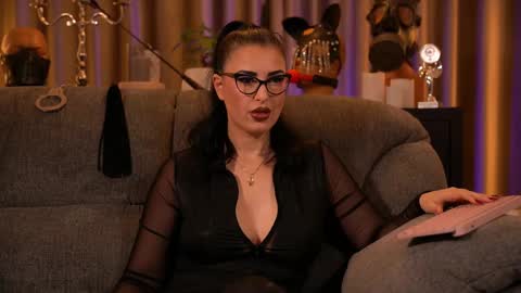 Snapshot of mistresskellykent chatting on 9, 10, 2025 Mistress Kelly online show from 9, 10, 2025