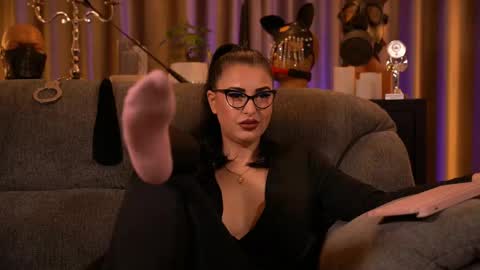 Snapshot of mistresskellykent chatting on 10, 10, 2025 Mistress Kelly online show from 10, 10, 2025