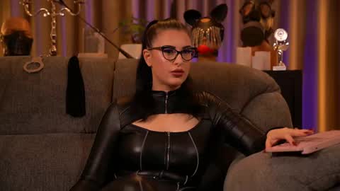 Snapshot of mistresskellykent chatting on 11, 10, 2025 Mistress Kelly online show from 11, 10, 2025