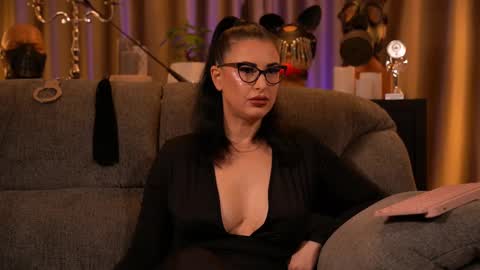 Snapshot of mistresskellykent chatting on 13, 10, 2025 Mistress Kelly online show from 13, 10, 2025