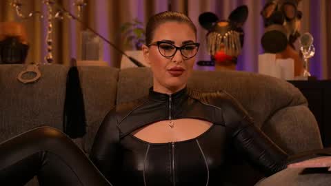 Snapshot of mistresskellykent chatting on 17, 10, 2025 Mistress Kelly online show from 17, 10, 2025