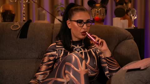 Snapshot of mistresskellykent chatting on 20, 10, 2025 Mistress Kelly online show from 20, 10, 2025