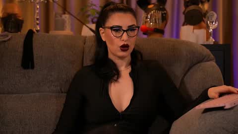 Snapshot of mistresskellykent chatting on 25, 10, 2025 Mistress Kelly online show from 25, 10, 2025