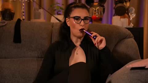 Snapshot of mistresskellykent chatting on 27, 10, 2025 Mistress Kelly online show from 27, 10, 2025