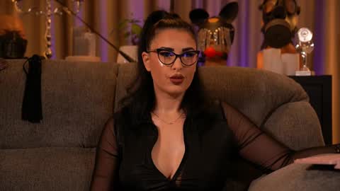 Snapshot of mistresskellykent chatting on 1, 11, 2025 Mistress Kelly online show from 1, 11, 2025