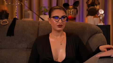 Snapshot of mistresskellykent chatting on 3, 11, 2025 Mistress Kelly online show from 3, 11, 2025