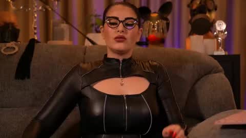 Snapshot of mistresskellykent chatting on 4, 11, 2025 Mistress Kelly online show from 4, 11, 2025