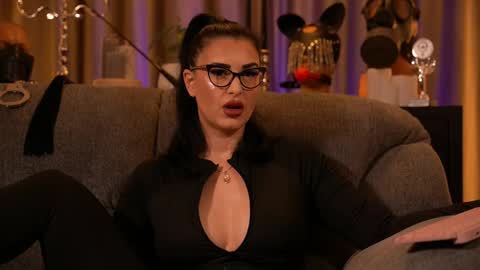 Snapshot of mistresskellykent chatting on 7, 11, 2025 Mistress Kelly online show from 7, 11, 2025