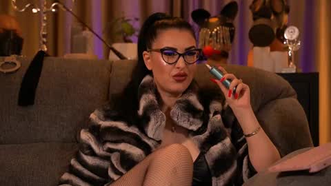 Snapshot of mistresskellykent chatting on 8, 11, 2025 Mistress Kelly online show from 8, 11, 2025