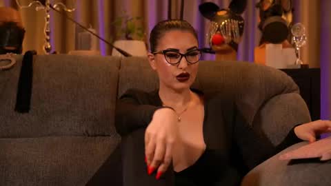 Snapshot of mistresskellykent chatting on 14, 11, 2025 Mistress Kelly online show from 14, 11, 2025