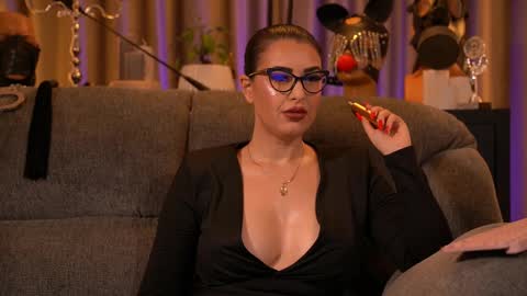 Snapshot of mistresskellykent chatting on 15, 11, 2025 Mistress Kelly online show from 15, 11, 2025