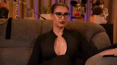 Snapshot of mistresskellykent chatting on 17, 11, 2025 Mistress Kelly online show from 17, 11, 2025