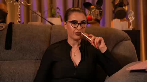 Snapshot of mistresskellykent chatting on 18, 11, 2025 Mistress Kelly online show from 18, 11, 2025