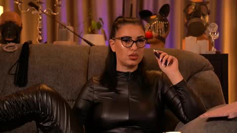 Snapshot of mistresskellykent chatting on 21, 11, 2025 Mistress Kelly online show from 21, 11, 2025