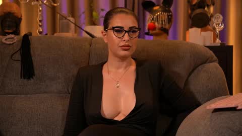 Snapshot of mistresskellykent chatting on 23, 11, 2025 Mistress Kelly online show from 23, 11, 2025