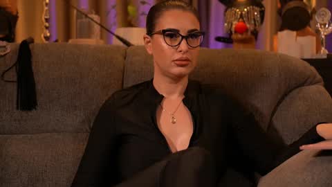 Snapshot of mistresskellykent chatting on 23, 11, 2025 Mistress Kelly online show from 23, 11, 2025