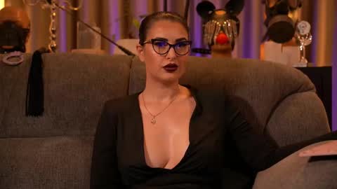 Snapshot of mistresskellykent chatting on 28, 11, 2025 Mistress Kelly online show from 28, 11, 2025