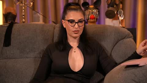 Snapshot of mistresskellykent chatting on 13, 12, 2025 Mistress Kelly online show from 13, 12, 2025