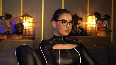 Snapshot of mistresskellykent chatting on 23, 4, 2026 Mistress Kelly online show from 23, 4, 2026