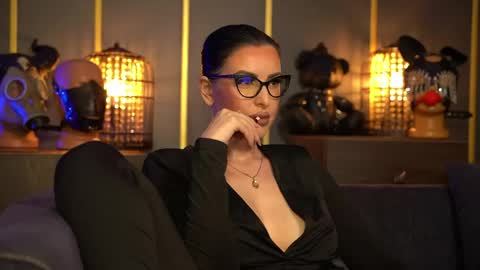 Snapshot of mistresskellykent chatting on 25, 4, 2026 Mistress Kelly online show from 25, 4, 2026