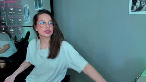 Snapshot of miumiumia chatting on 6, 1, 2025 Mia 3 online show from 6, 1, 2025