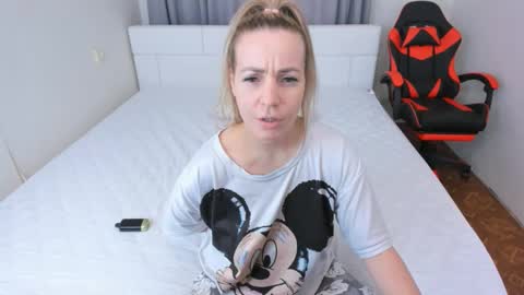 Snapshot of mmmmmargo chatting on 19, 11, 2025 Margo online show from 19, 11, 2025