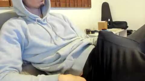 Snapshot of moderdelier chatting on 5, 7, 2026 DigBreed online show from 5, 7, 2026