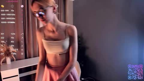 Snapshot of moirebroady chatting on 7, 10, 2025 Laura online show from 7, 10, 2025