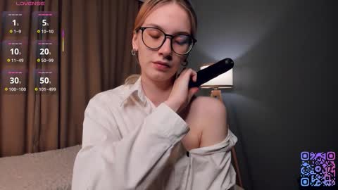 Snapshot of moirebroady chatting on 3, 11, 2025 Laura online show from 3, 11, 2025