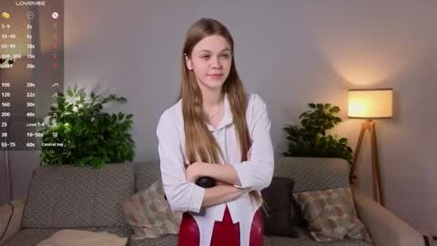 Snapshot of moirebroady chatting on 25, 11, 2025 Laura online show from 25, 11, 2025