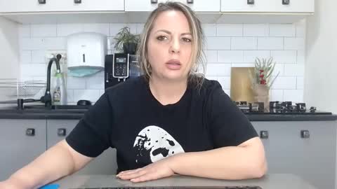 Snapshot of mojjo_erika chatting on 7, 1, 2025 erika online show from 7, 1, 2025