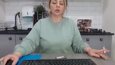 Snapshot of mojjo_erika chatting on 19, 1, 2025 erika online show from 19, 1, 2025