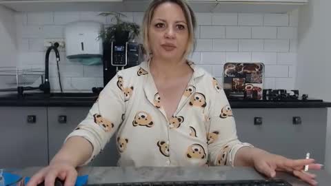 Snapshot of mojjo_erika chatting on 2, 2, 2025 erika online show from 2, 2, 2025