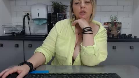 Snapshot of mojjo_erika chatting on 6, 2, 2025 erika online show from 6, 2, 2025