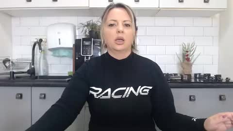 Snapshot of mojjo_erika chatting on 20, 2, 2025 erika online show from 20, 2, 2025