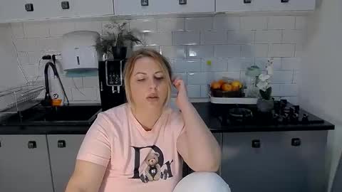 Snapshot of mojjo_erika chatting on 8, 10, 2025 erika online show from 8, 10, 2025