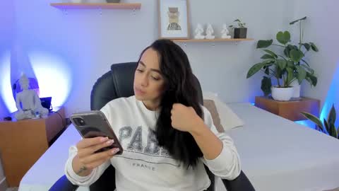 M o L l i E  online show from 24, 2, 2025