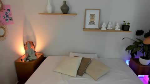 M o L l i E  online show from 7, 3, 2025