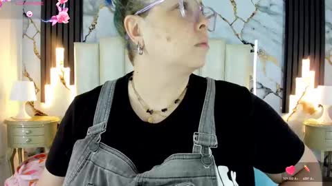 Snapshot of molliebue1 chatting on 8, 10, 2025 Hey Guys Im Mollie online show from 8, 10, 2025